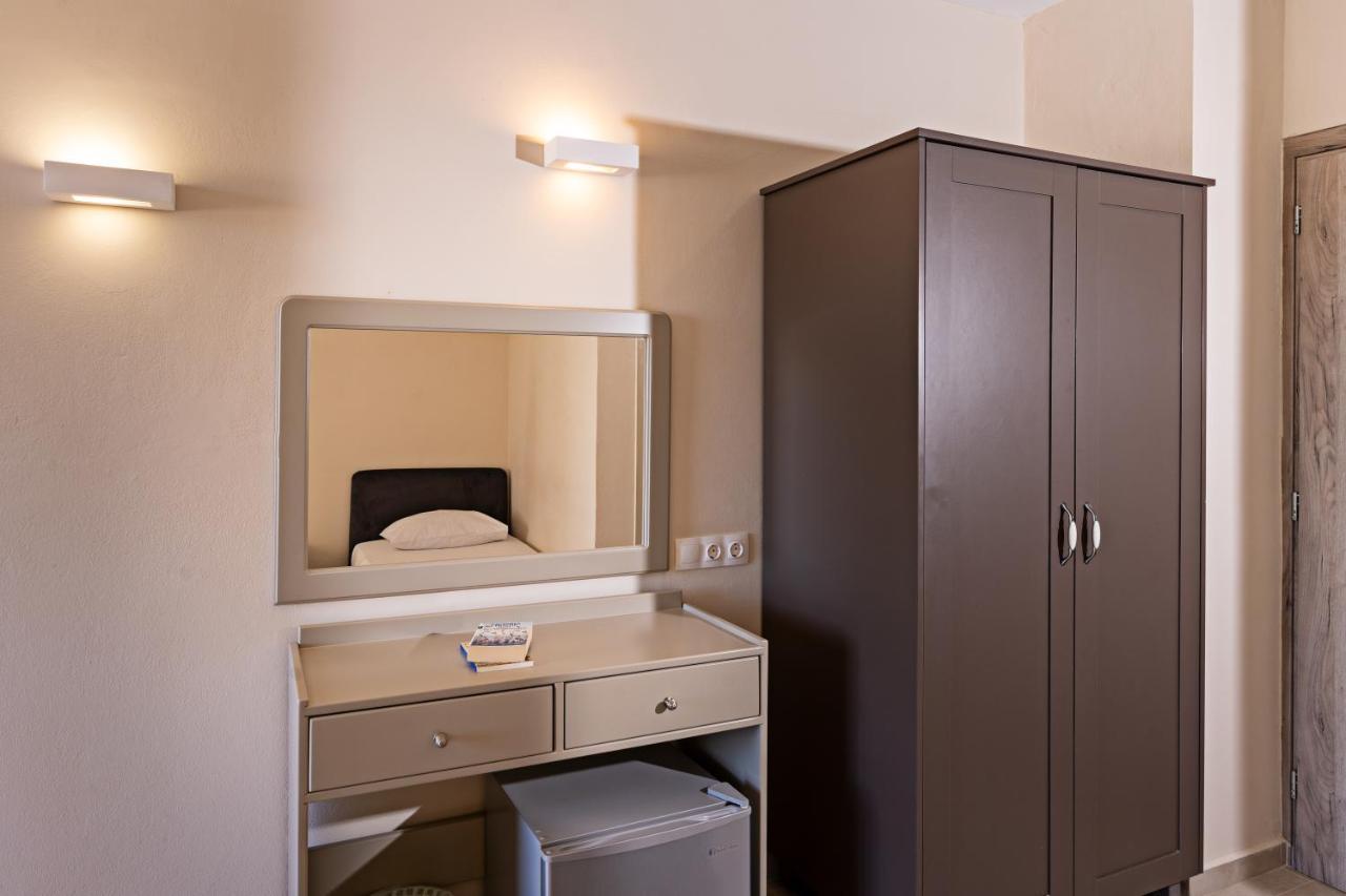 Hotel Kathrin Beach Adelianos Kampos Extérieur photo